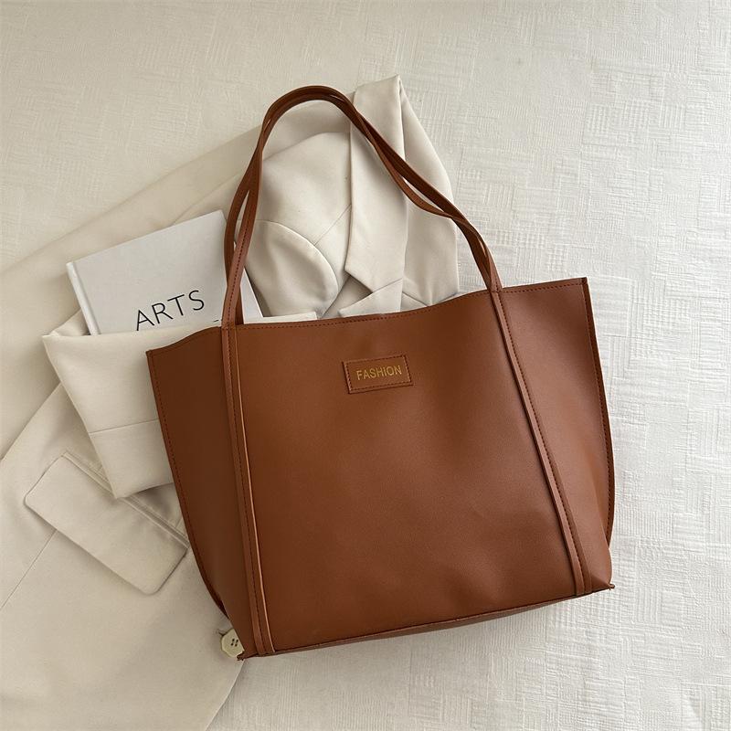 

This year s popular 2025 new large-capacity women s bags are fashionable and light luxury textured shoulder underarm bags, commuter tote bags. коричневый