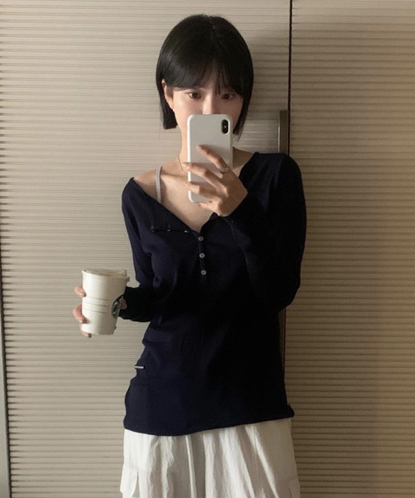 Sseomweeobeoteo Molty Wappen Henly Knit - Navy