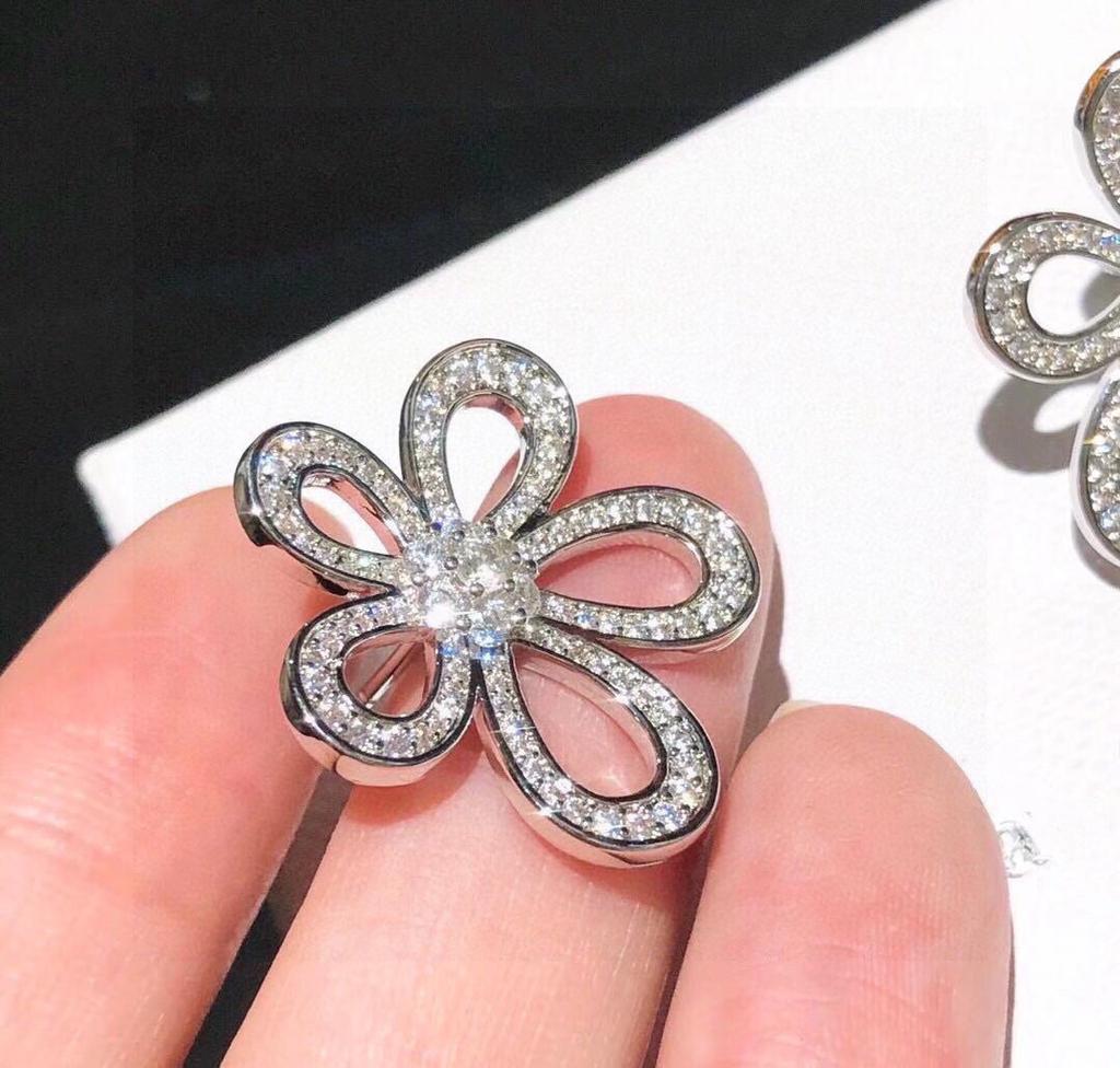 Anniversary Gifts New 2023 Trend Popular Brand Classic Europe Luxury Jewelry Earrings For Women Lotus Flowers Clover Sakura