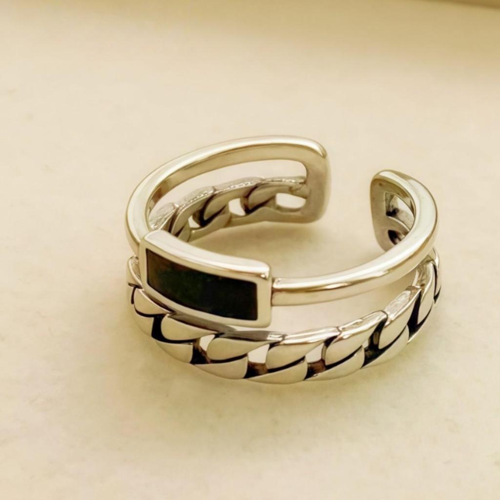 Trendy Men's Adjustable Black Enamel Chain Ring with Twist Lock Design