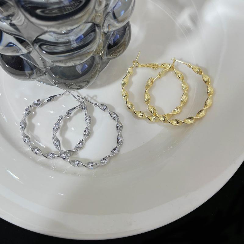New Exaggerated Twisted Women's Hoop Earrings Gold Uneven Metal Loop Earrings Punk Personality Fashion Ear Jewelry