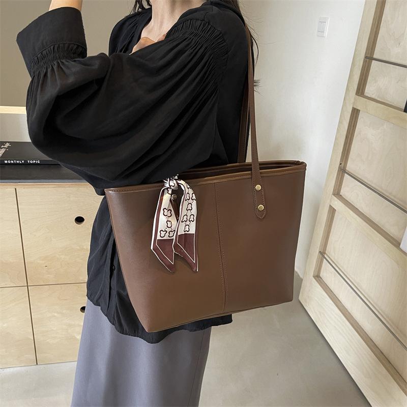 Versatile bag Women's tote bag Large capacity Four seasons shoulder bag Student class shoulder commuter bag