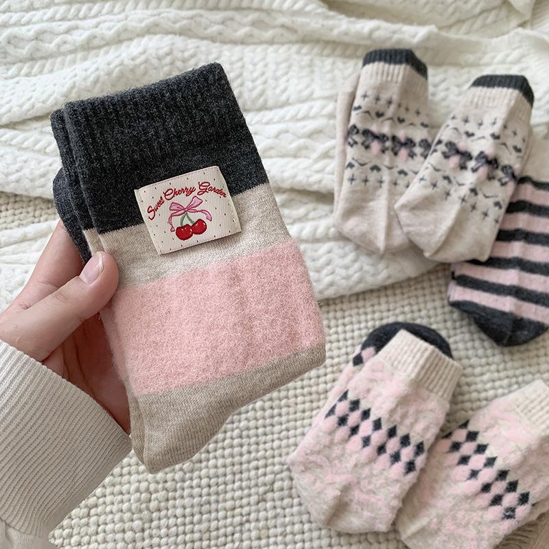 Women's Autumn and Winter Warm Cloud Fleece Bow and Fleece Wool Mid-calf Socks for Home Warmth Bow Postpartum Socks