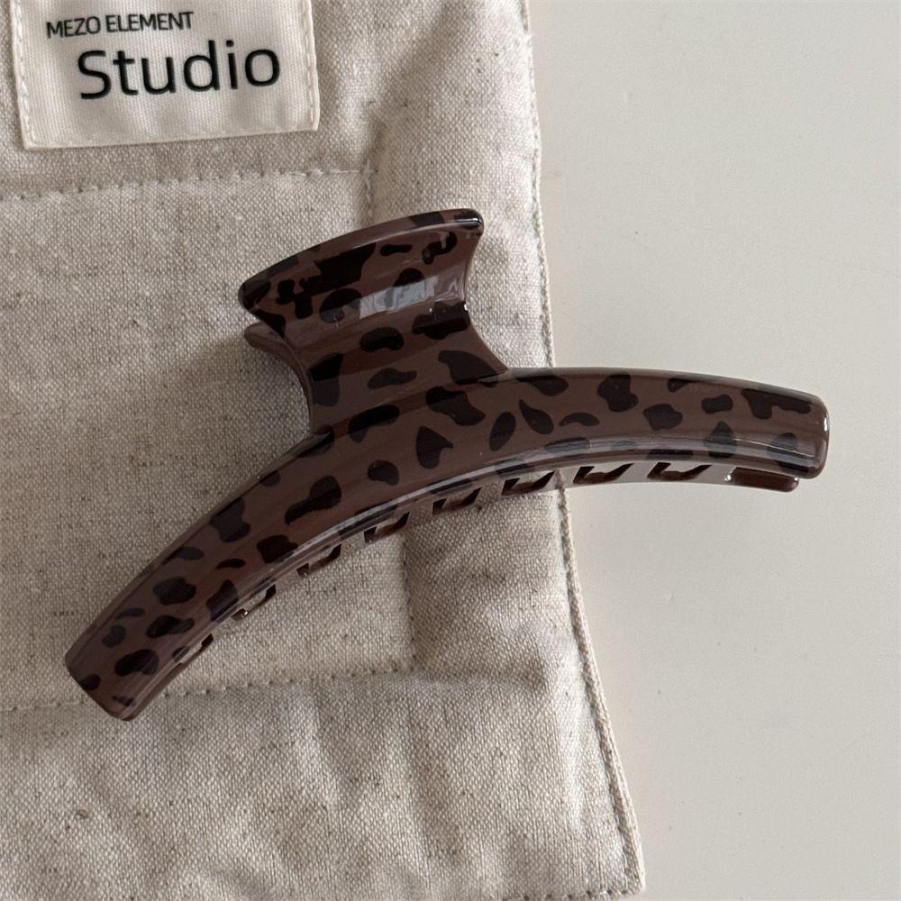 Chic leopard pattern shark clip, popular Korean hair accessory for women's hair styling, elegant and trendy