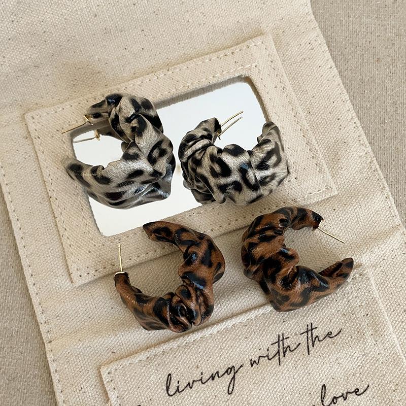 Maillard Pleated Leopard Print Leather Stud Earrings Women'S Exaggerated High Sense Personality Fashion Temperament Versatile Earrings