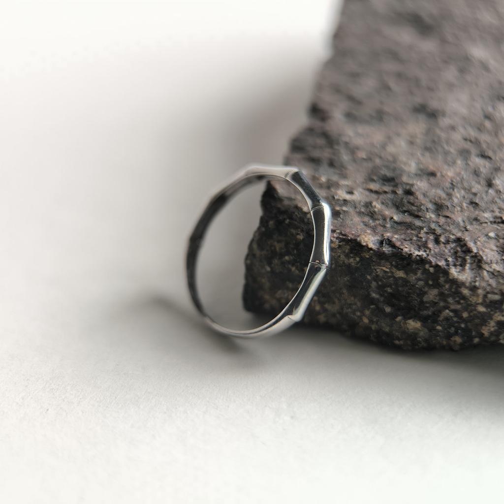 Серебряное кольцо с без камней, вес изделия 0,91 гр (2211273)