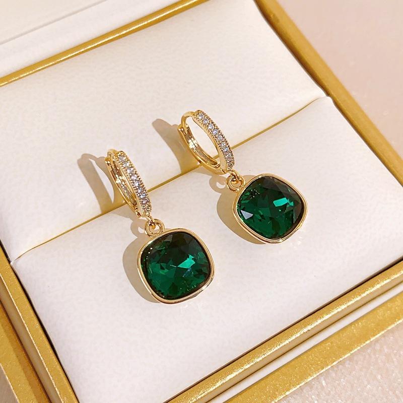 Light luxury simple geometric green crystal sugar cube stud earrings for women, temperament versatile earrings, ear buckles зелёный