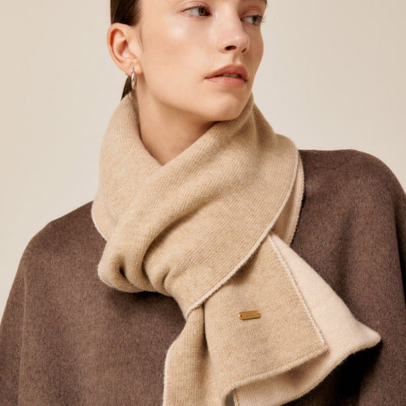 

Saint Luxure double-sided color block muffler beige free