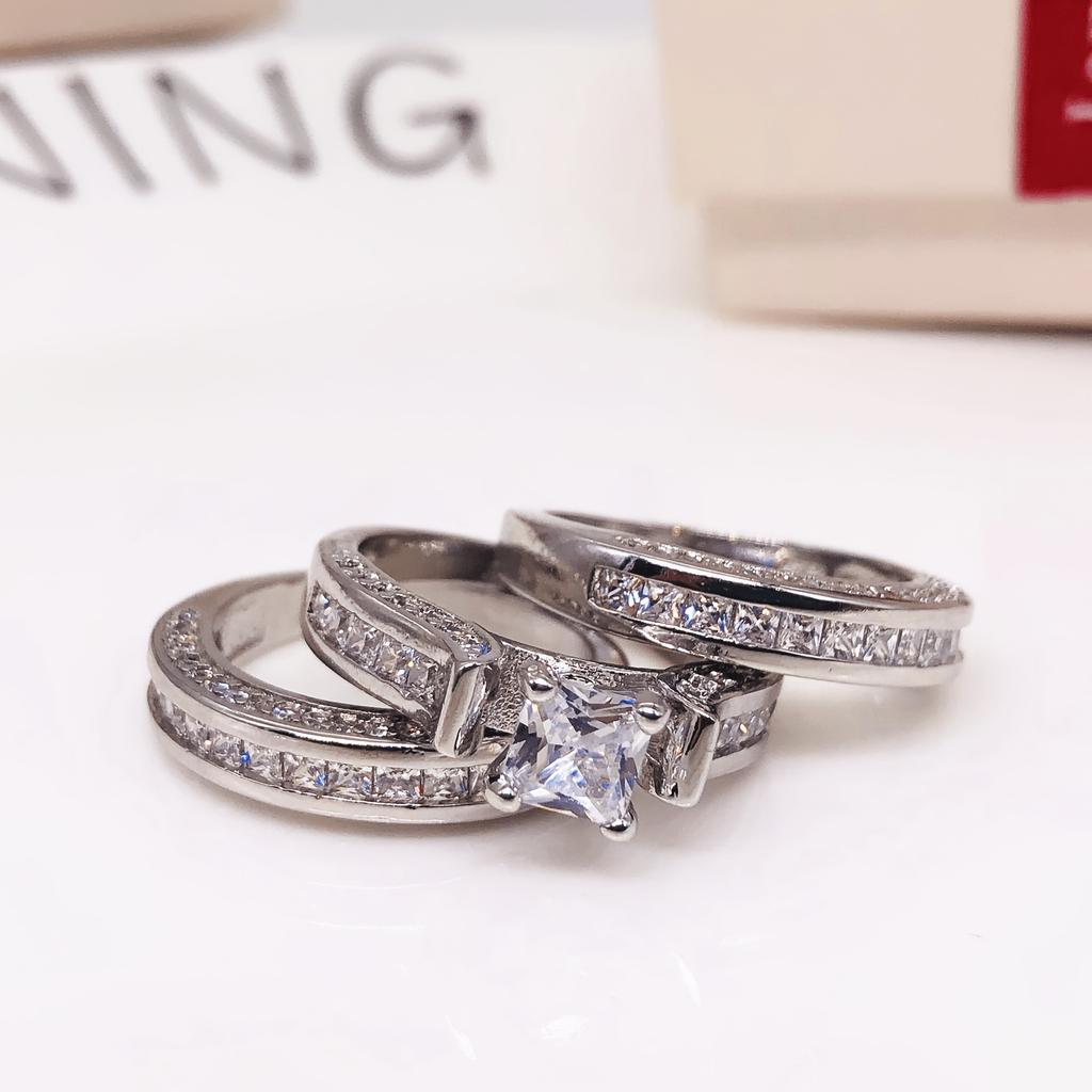 A stylish, luxurious, and dazzling engagement and wedding ring set for couples is suitable for daily wear, parties, birthdays, Valentine's Day,