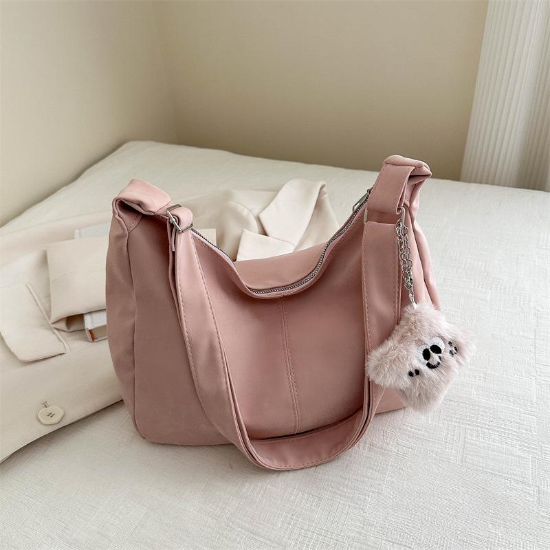 

Большая вместимость Красивая и персонализированная повседневная ретро-сумка для женщин, добирающихся на работу, подмышки, модная простая сумка через плечо Without pendant