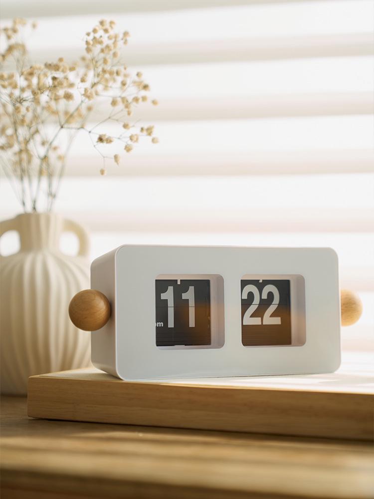 Nordic Style Retro Flip Clock: Automatic Page Turn, Ideal for Desk or Bedside in Living Room, Bedroom, or Study. Simple and Creative Design.