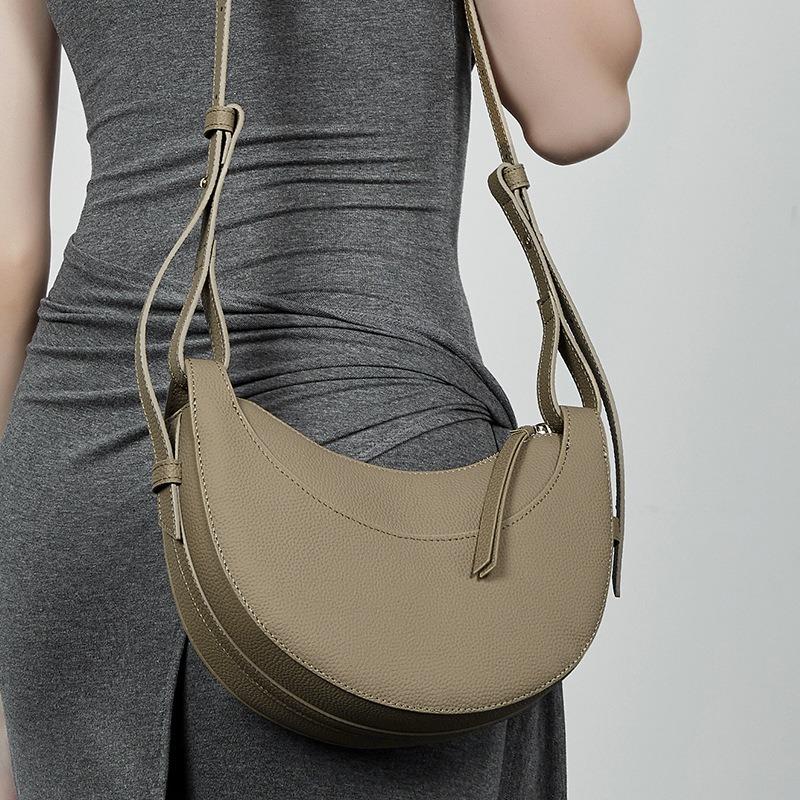 The first layer of cowhide niche design, high-quality texture crossbody crescent bag, women's new leather underarm saddle bag