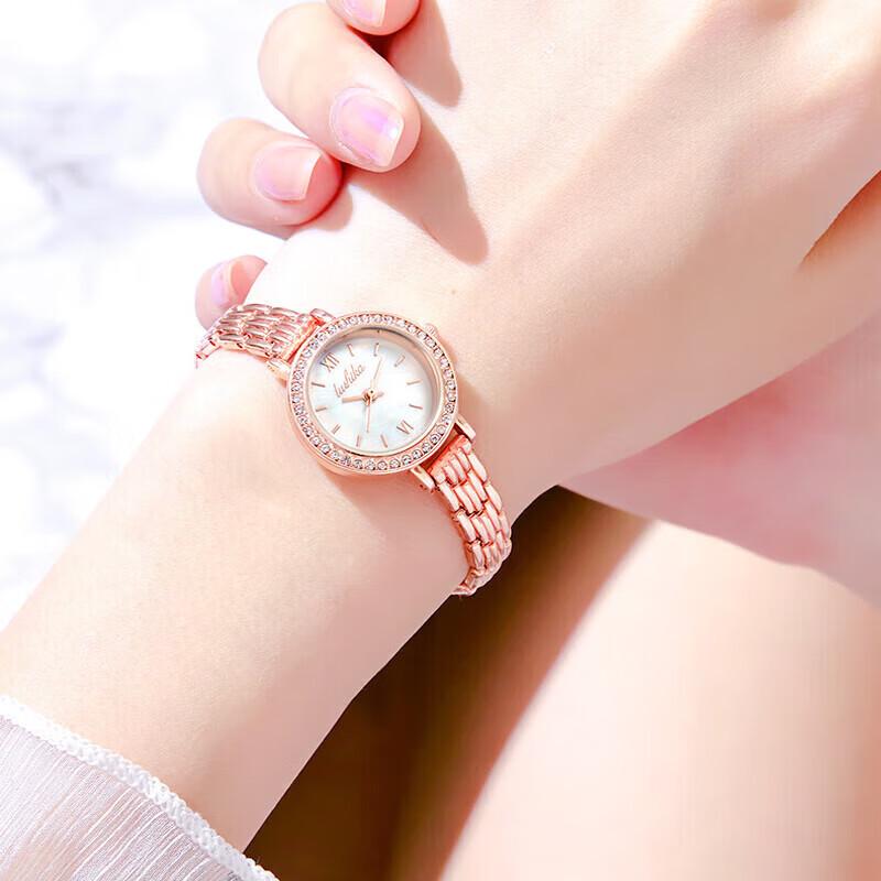 Женские кварцевые часы  Четыре Десяти Тысяч Километров