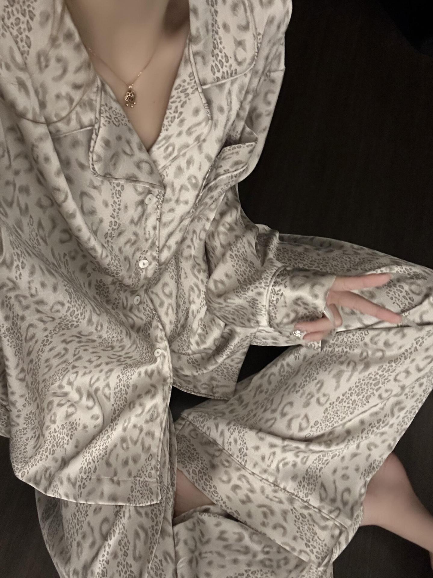 

[Spot] Design ice silk pajamas women s early autumn new large size forged face long sleeves trousers loungewear set in stock M