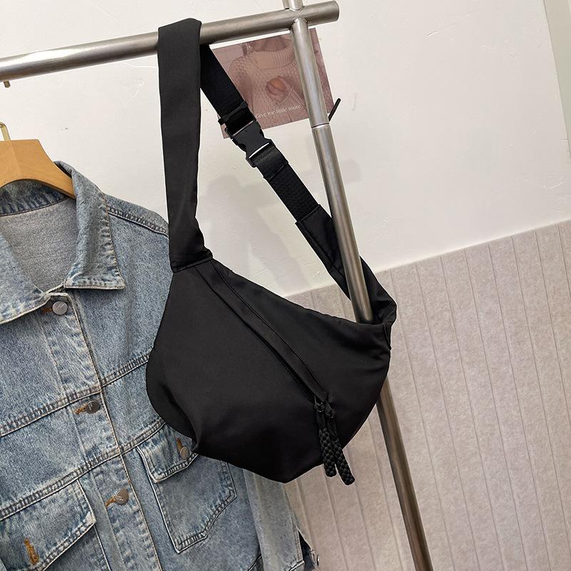 New Casual Commuter Shoulder Bag Light Personality Solid Color Large Capacity Beautiful Bag Female Simple Messenger Messenger Bag