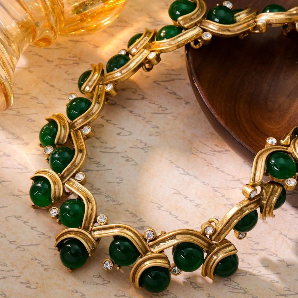 Medieval Vintage Elegant Vintage Emerald Necklace Court Pendant Wave Set With Diamonds Green Gemstone