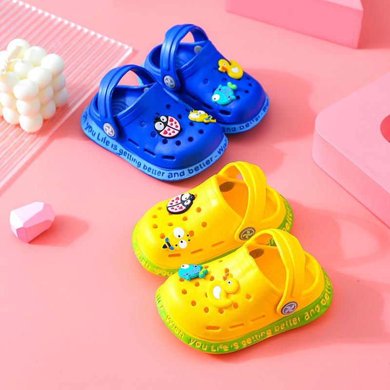 Children's Summer Slippers, Closed-Toe Cartoon Hole Sandals, Anti-Slip Indoor Home Shoes for Infants and Toddlers, Soft-Soled Sandals.