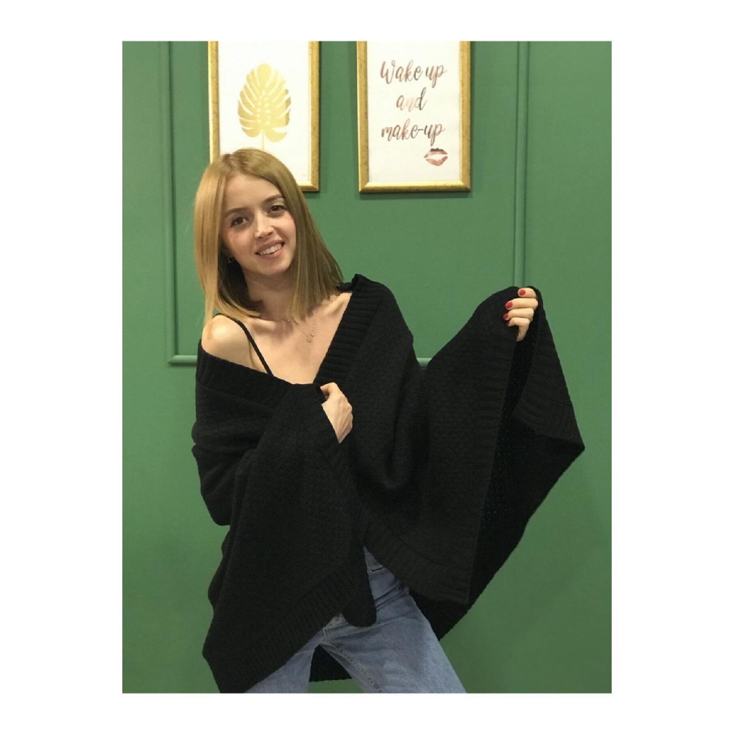 

Черная трикотажная шаль на плечах 150 x 75 чёрный