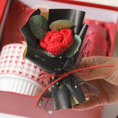 Handgefertigter gestrickter kleiner Blumenstrauß, Mini-Häkelstrauß, künstliche gestrickte Blumen