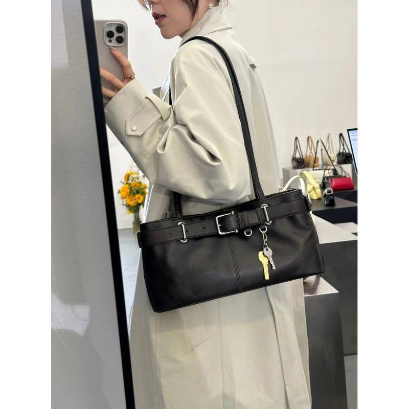 

Light Luxury High-End Sense Fashionable Handbags Women 2025 Design Sense Large Capacity Underarm Bag Red Shoulder Baguette Bag Black