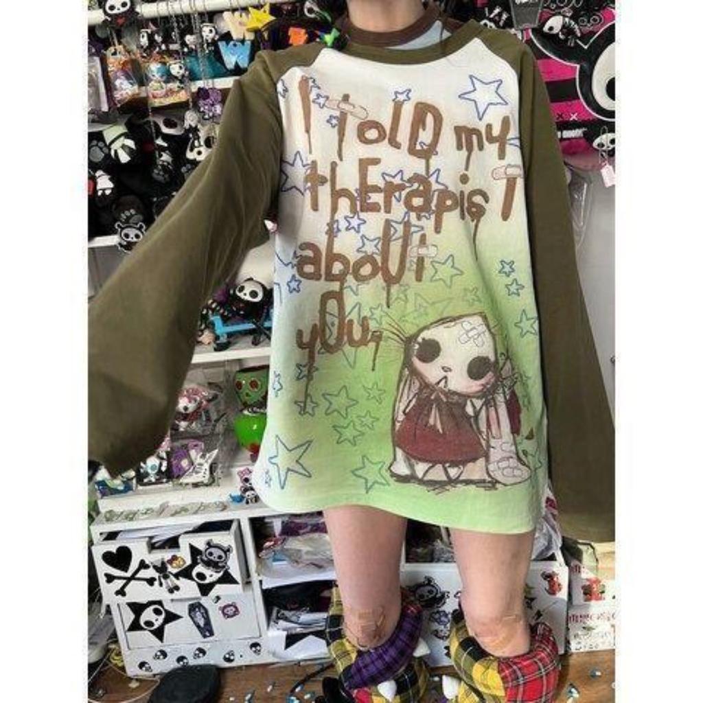 2KWEIRD Y2k Ästhetisches Langarm-T-Shirt Damen Punk Buchstaben Batik Cartoon Print Locker Grafik-T-Shirt Paar Fee Grunge Tee