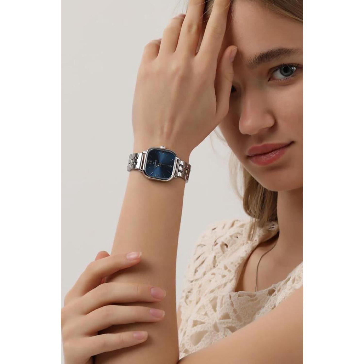 

Женские наручные часы Yavanna с темно-синим циферблатом и серебряным ремешком