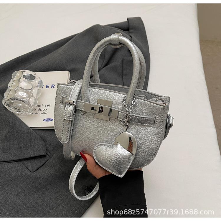 

Платиновая сумка 2025 новая сумка-мессенджер на цепочке через плечо, универсальная, портативная, нишевая текстура, узор личи, мягкая кожа, полукруглая сумка серебряный