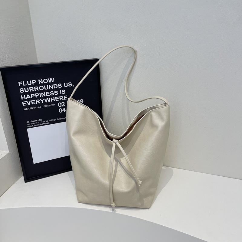 Large Capacity Bag Women's Versatile New Retro Casual Shoulder Messenger Bag Pleated Commuter Tote Bag