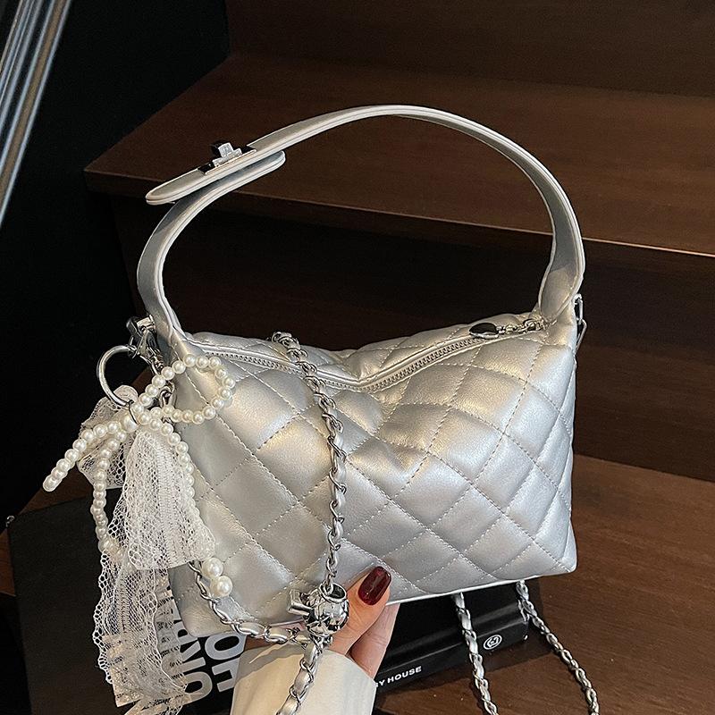 Popular wholesale high-end small fragrance temperament portable pillow bag women's light luxury diamond chain versatile messenger bag