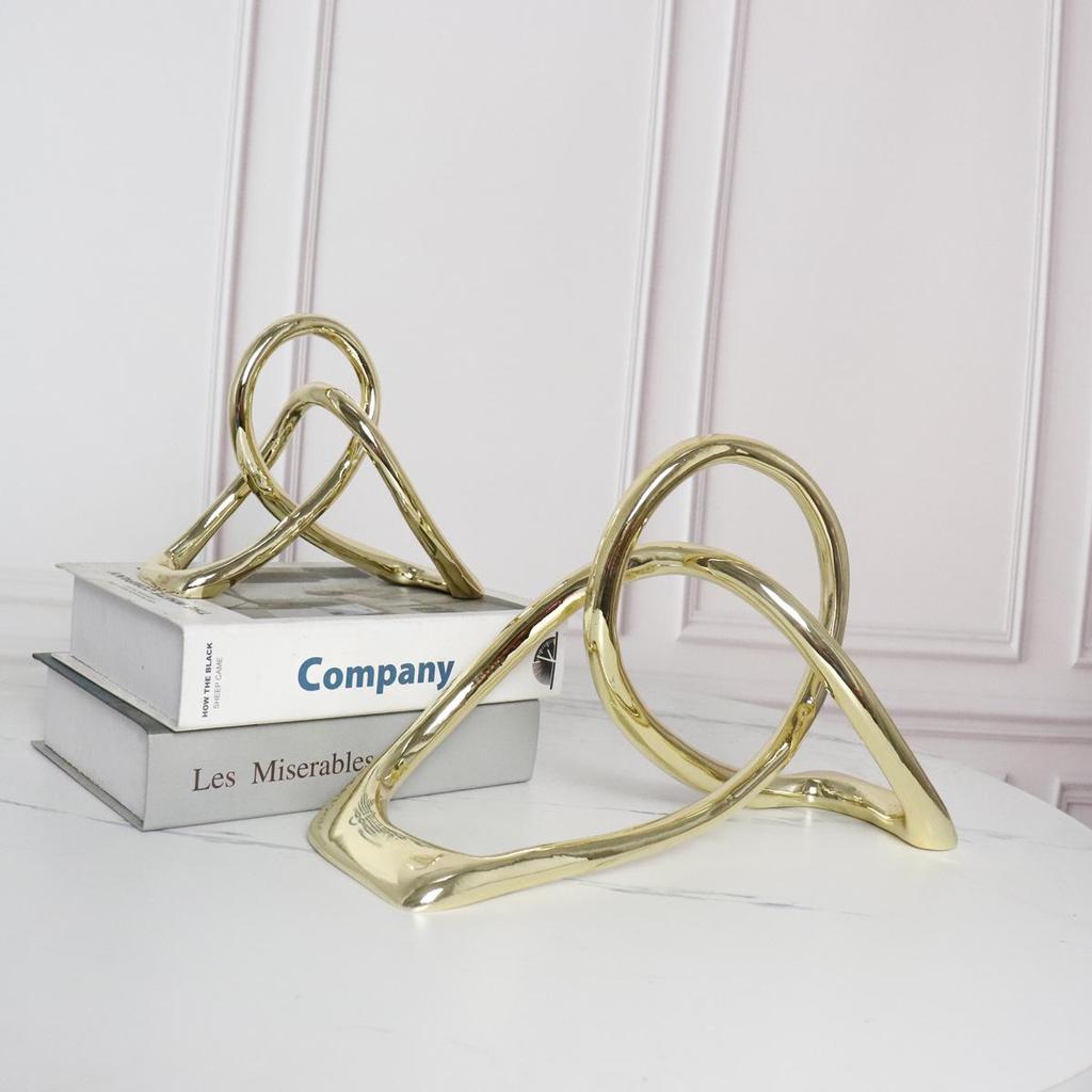 Geometric Resin Knot Ornament for Modern Office or Study Decor