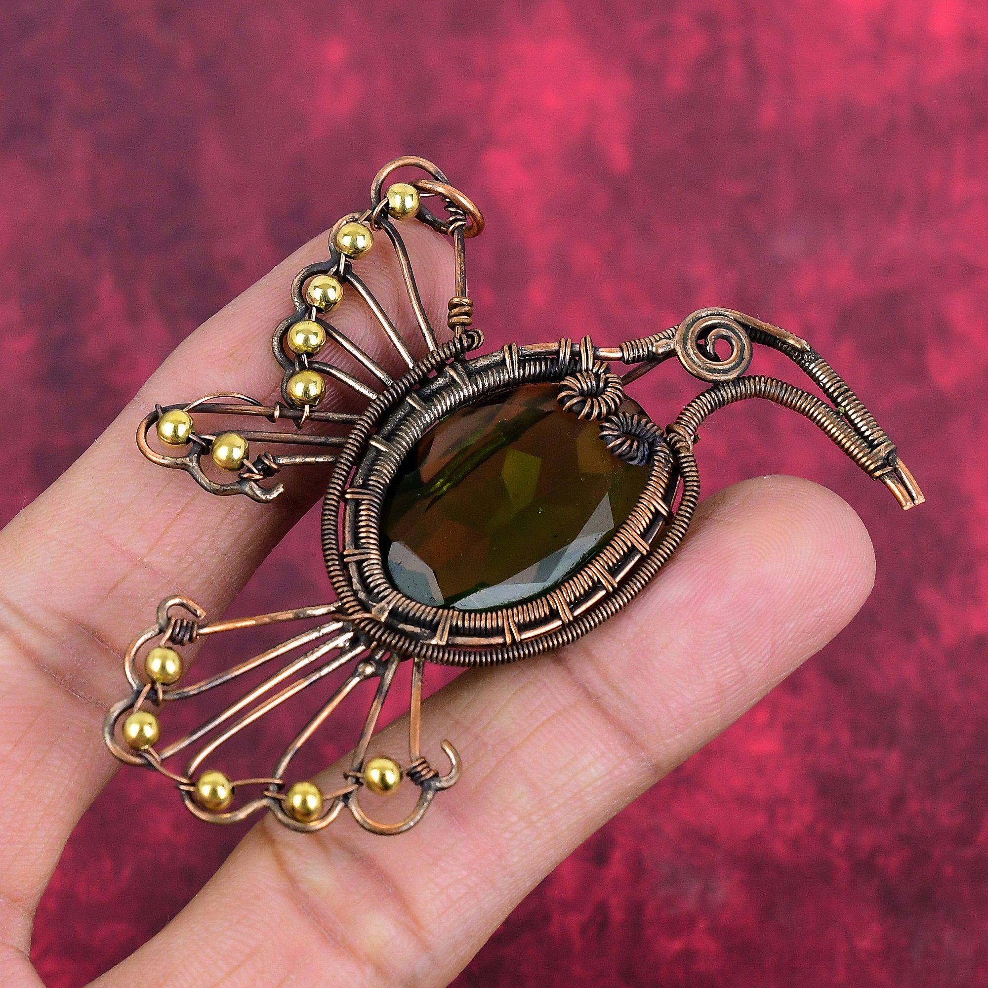 

Підвіска з фацетованого перидоту підвіска, обмотана мідним дротом підвіска-птах ручної роботи підвіска з дорогоцінного каменю витончена мідна обмотка прикраса подарунок на річницю