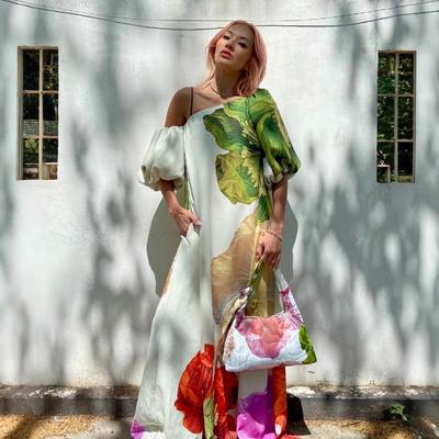 Vestido de estampado de hombro inclinado de primavera y verano nuevo europeo y americano INS casual de vacaciones holgado