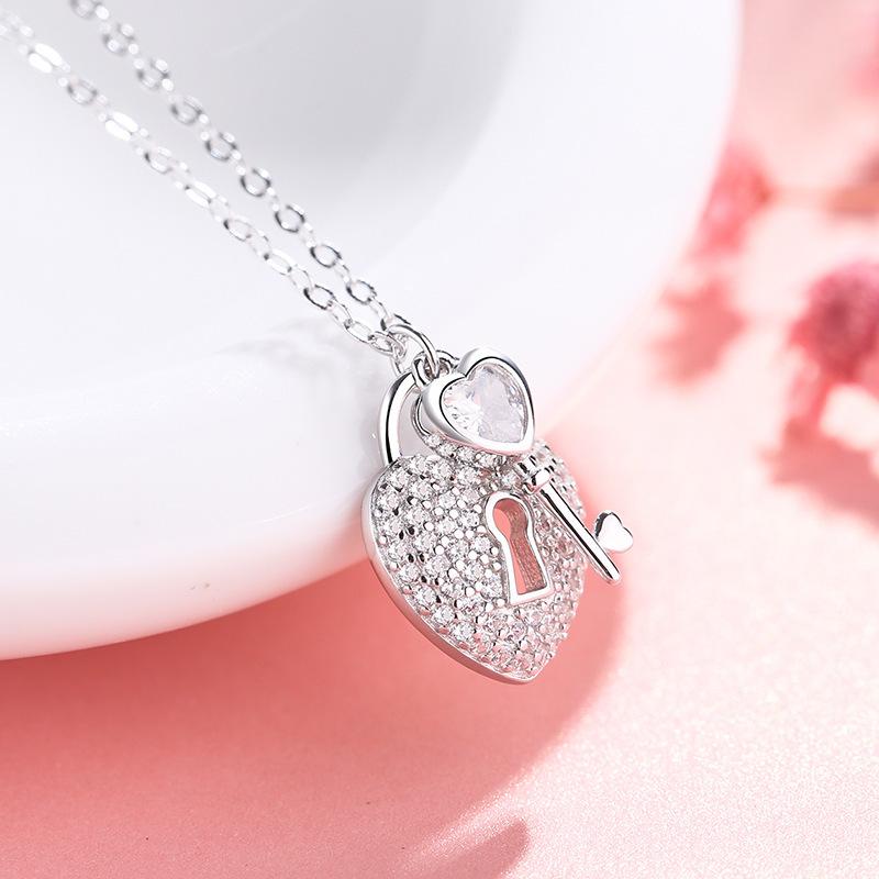 Naszyjnik z kluczem miłości wysadzany diamentami damski kreatywny wszechstronny łańcuszek na obojczyk lekki luksus niszowy biżuteria w trendzie ins