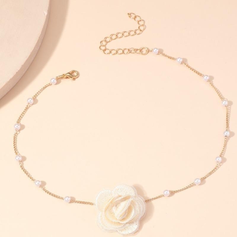 Fashionable Collarbone Chain, Niche Design, Rose-shaped Neck Ornament, Short Necklace, Elegant and Temperament