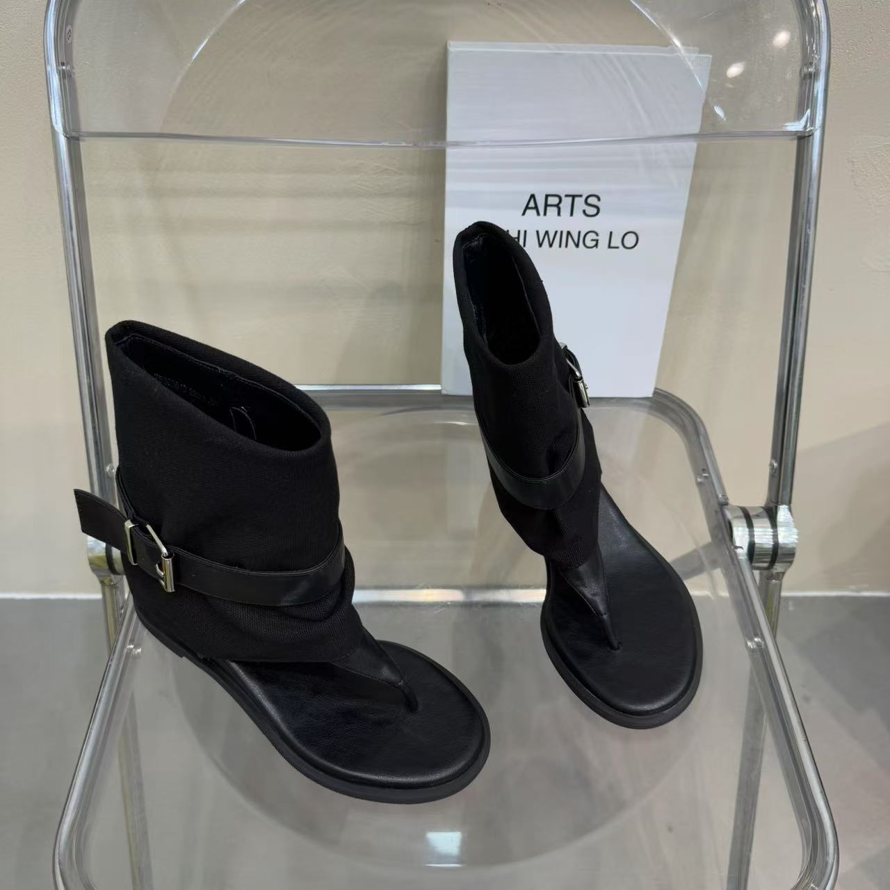 

Популярно! Летние новые сандалии с ремешком на пальце, пряжкой, плоской подошвой, внутренней платформой, высоким верхом, крутые ботинки, задней молнией, модные сандалии, женские модели 35