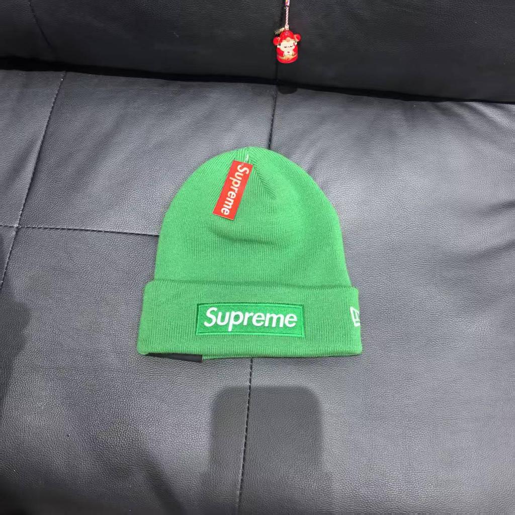 Stylové trendy unisex pletené čepice s nápisem pro podzim/zimu