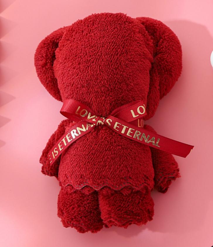 Вышитый свадебный сувенир: Подарочный набор с полотенцем в виде маленького медвежонка и красной вуалью для подружек невесты Default