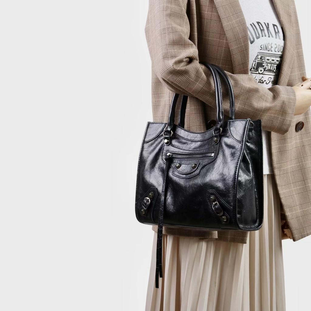 2025 New Fashionable Style Top Layer Cowhide Casual Rivet Niche Korean Version Crossbody Bag High-end Feeling Motorcycle