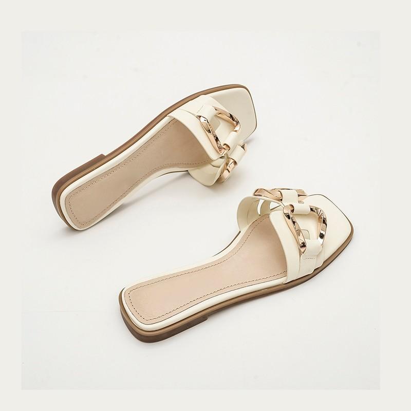 Módní nový styl Módní dámské pantofle Čtvercová špička Řetízkové pantofle Ploché nazouvací sandály Plážové žabky Kovová dekorace Ležérní obuv