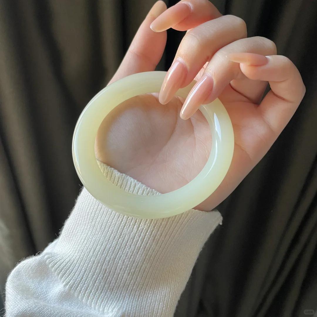 

Женский браслет из нефрита цинбай - Натуральный ледяной тип, Чистая вода, Для официальной одежды, Дизайн круглого стержня, Стиль плоского стержня 55-56mm