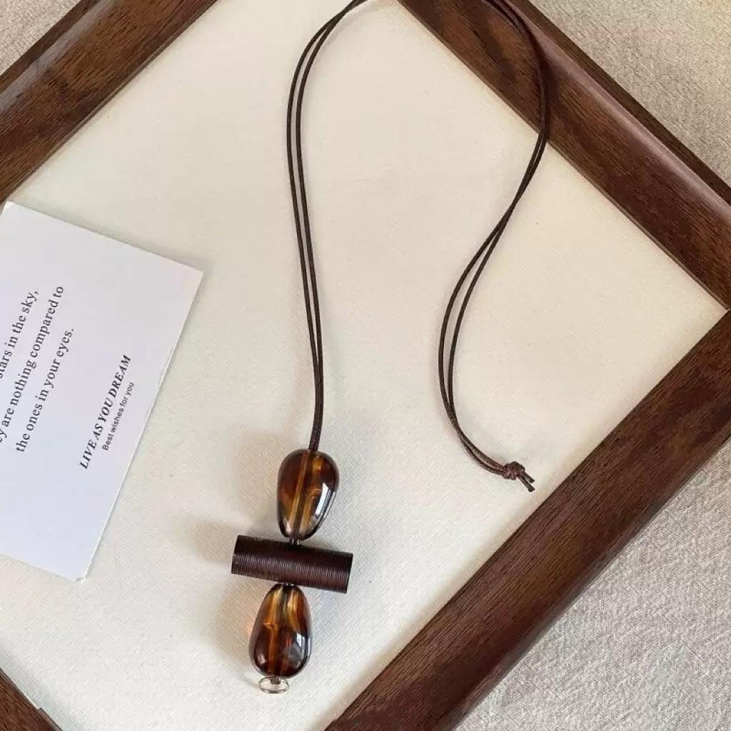High-End Women's Retro Oval Geometric Resin Necklace