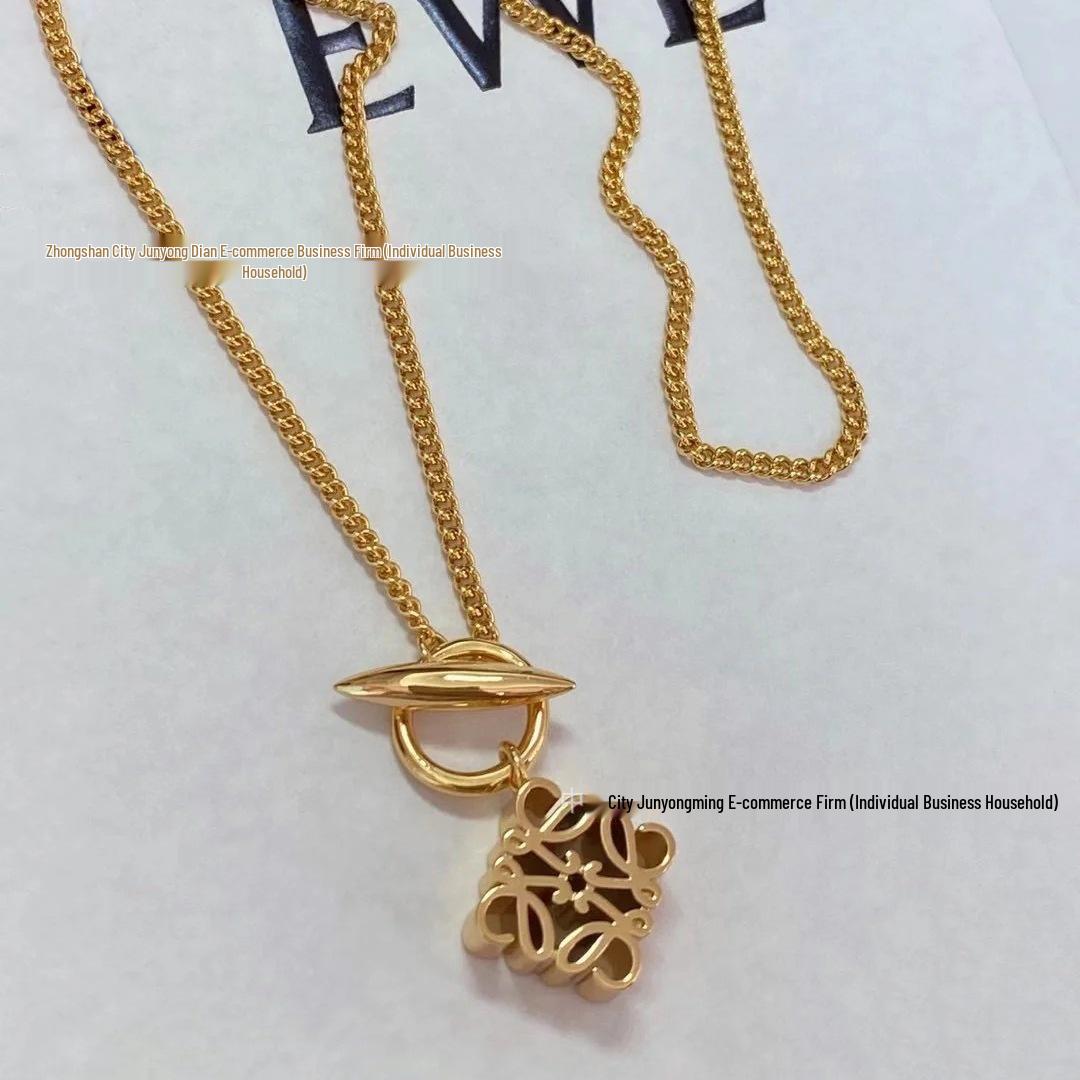 

Квадратная цепочка Loewe с узлом Жуйи и пряжкой OT - Уникальная полая цепочка на ключицу Лунное пирожное для женщин