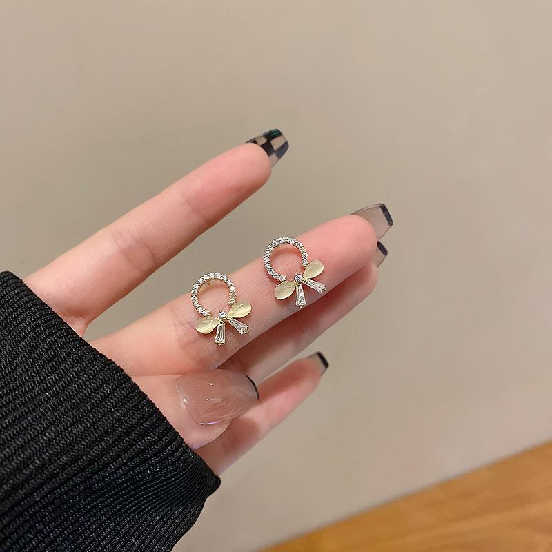 BLINGBAY New Women's Earrings Retro Women's Light Luxury High-End Niche Earrings Sweet Temperament Ear Accessories Modern Jewelry Gifts
