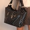Koreanischer Stil Polka Dot Tragetasche für Damen Retro Schwarz Weiß Punkt Schultertasche mit Schloss Anhänger Trendig Lässig Arbeit Unterarm Handtasche
