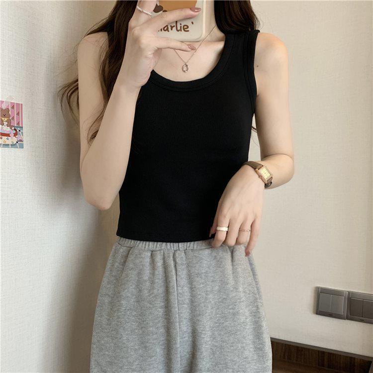 

Женский летний базовый топ без рукавов со встроенными чашечками и стильной деталью на спине чёрный