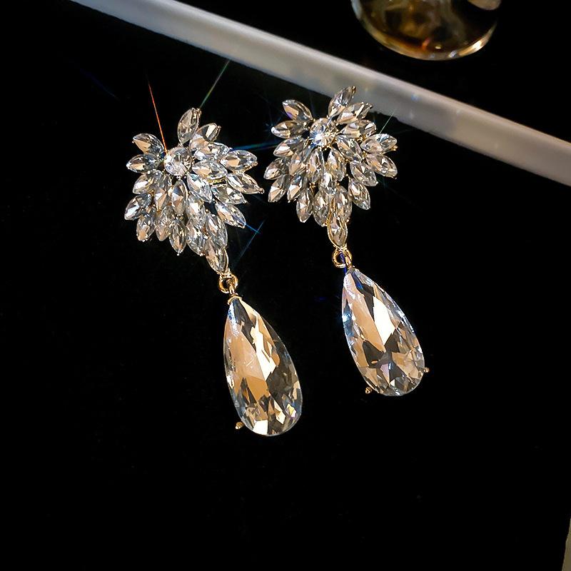 Europäische und amerikanische Super-Flash-Diamant-verzierte Blume digitale Fransen-Steckohrringe Kaltwind-Ohrringe Übertriebene Ohrringe