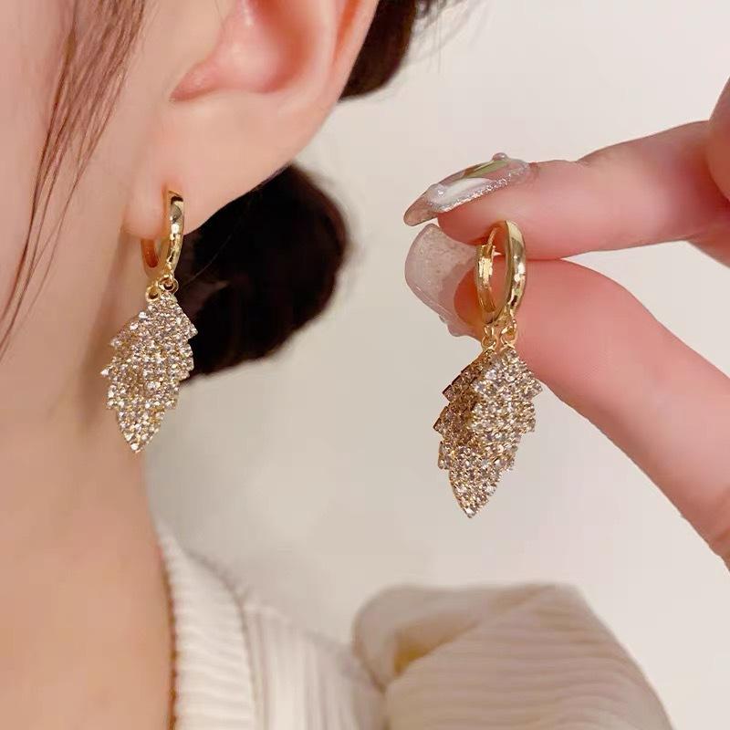 Temperament Light Luxury Exquisite Celebrity Style Full of Diamonds Zircon Leaves Ear Buckle Shows Face Thin Super Flash Fashion Versatile Ear Buckle