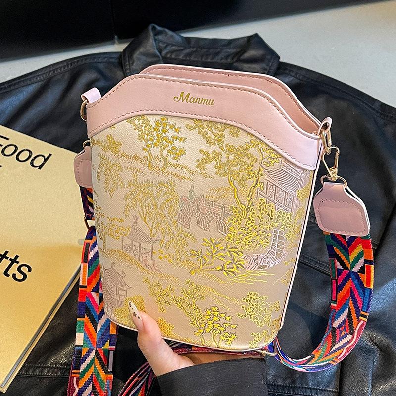 

Summer embroidery bucket bag women s 2024 new high-end handbag fashion niche armpit bag рожевий