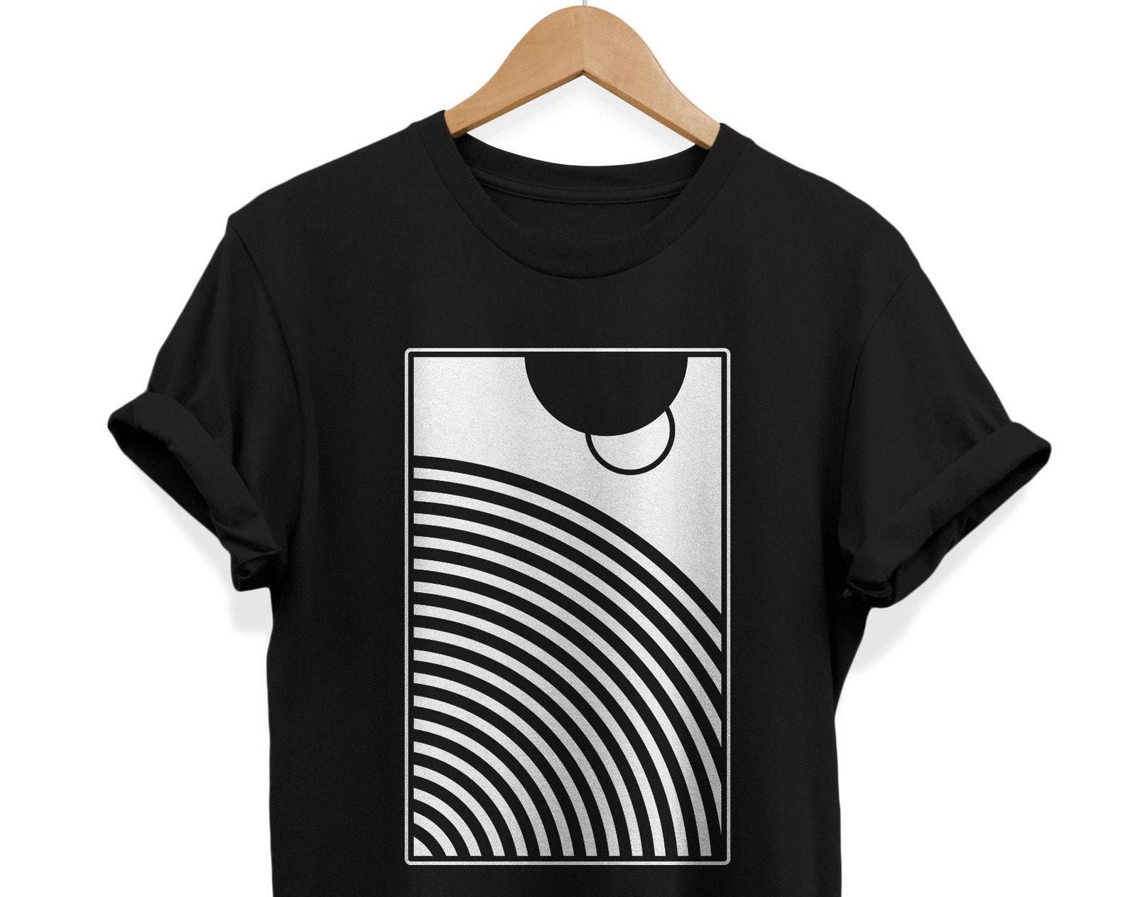Minimalist Circles Art T-shirt: Retro Geometric Graphic Tee S