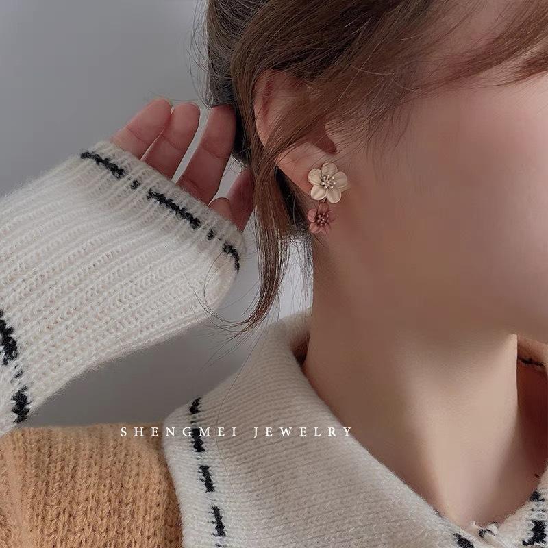 Retro earrings, new popular high-end contrasting colors, flower studs, women's high-end temperament, earrings design sense